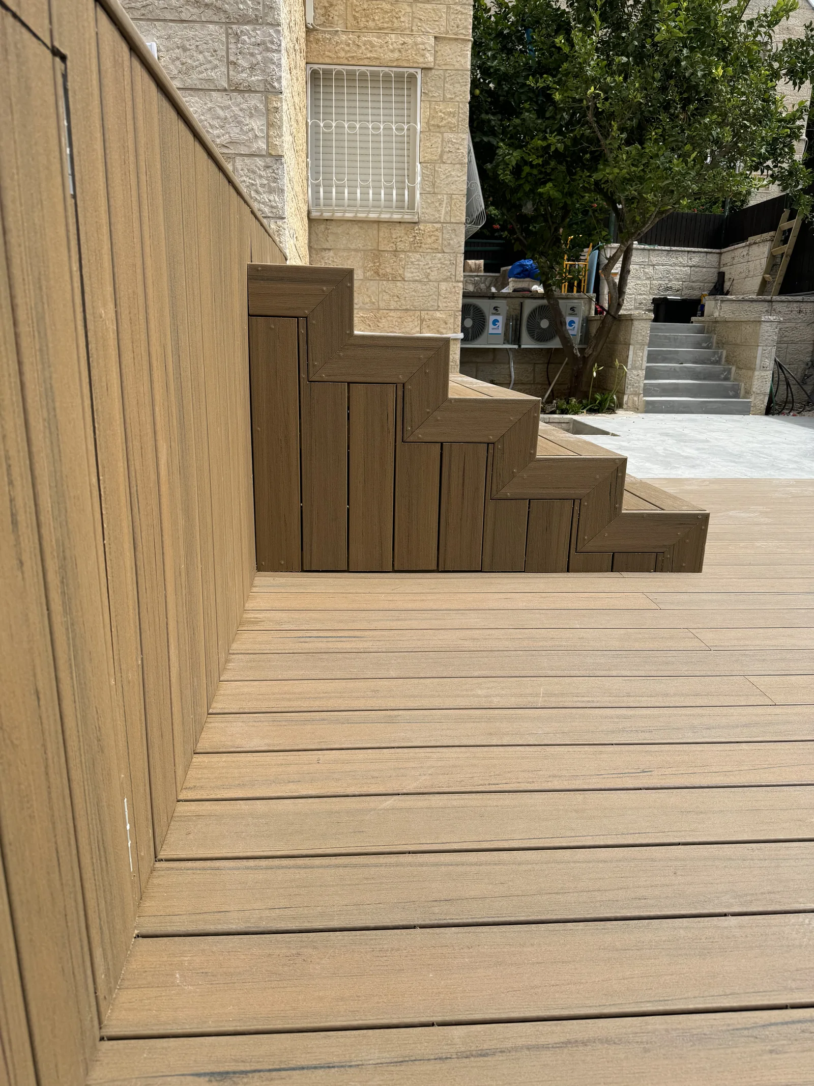דק ומדרגות בגוון קוקוס ממשפחת TimberTech בחצר