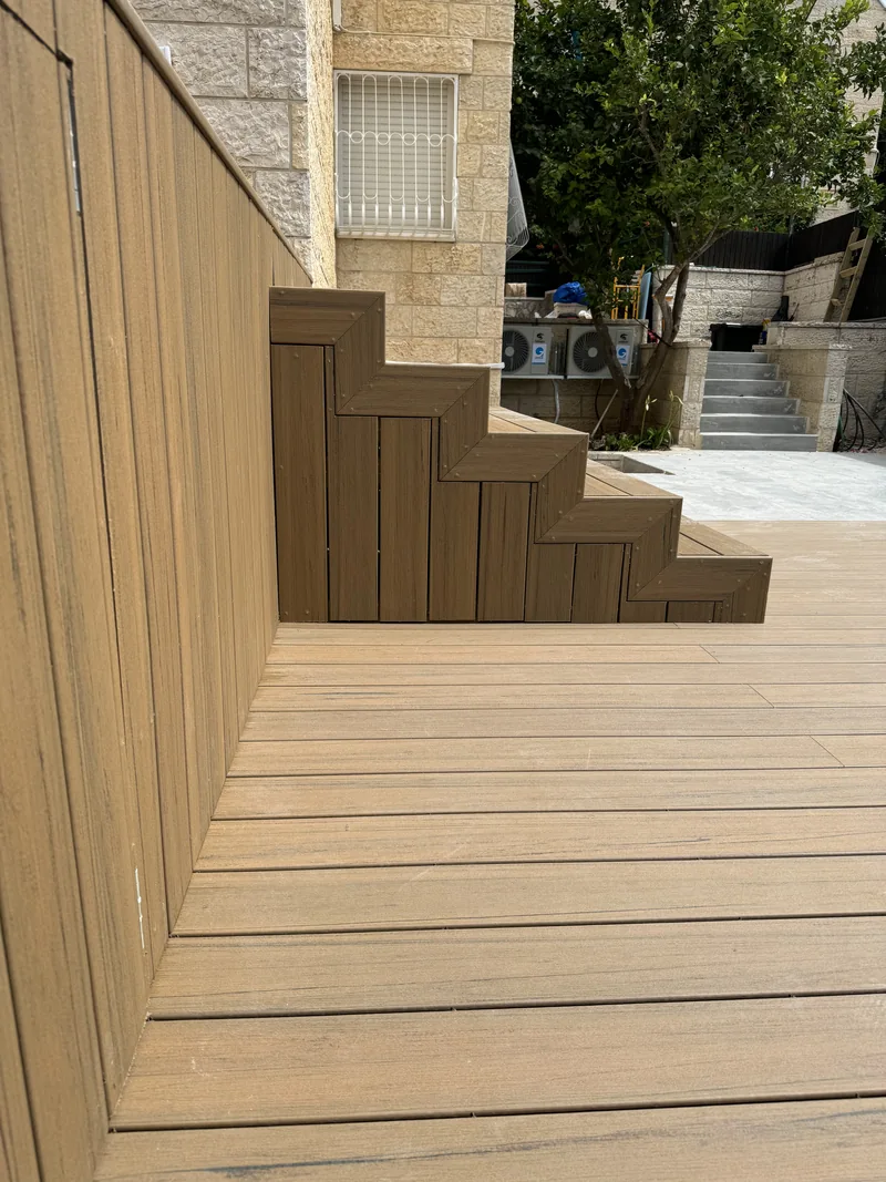 דק ומדרגות בגוון קוקוס ממשפחת TimberTech בחצר
