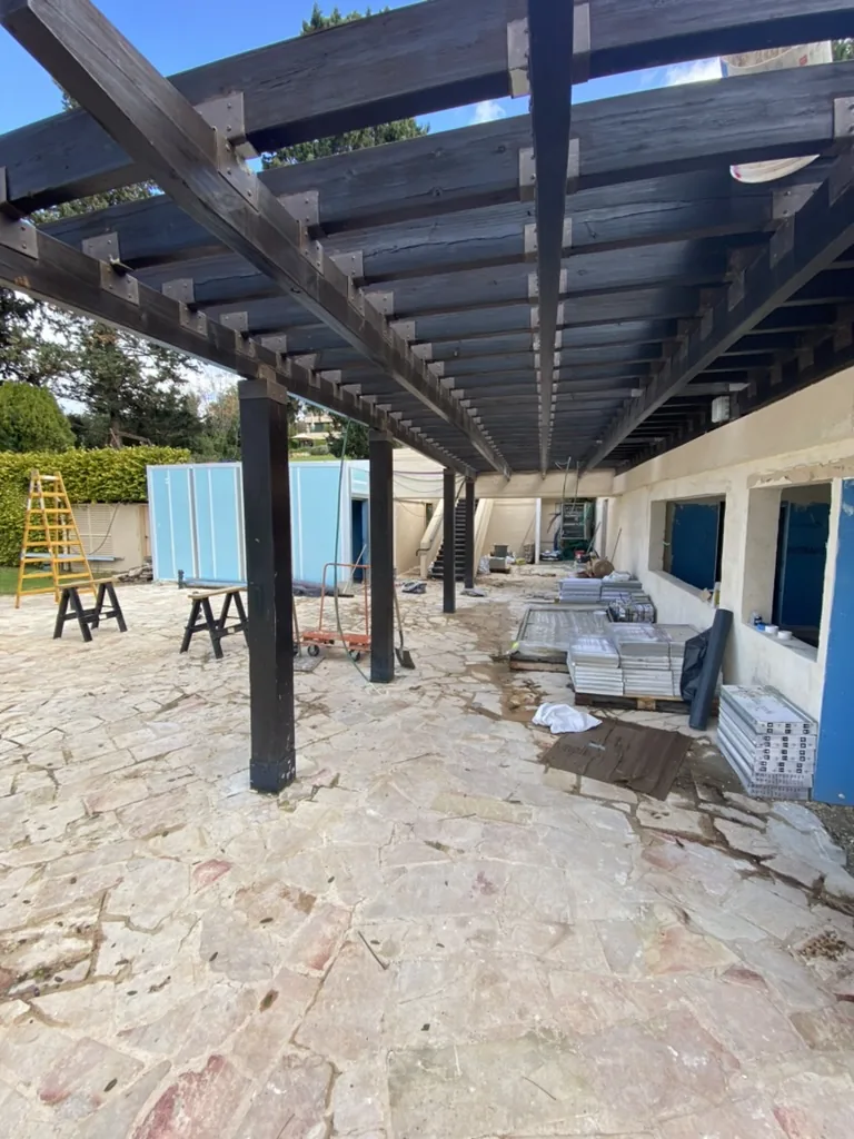 מבט אל חלקה התחתון של פרגולה מתוך תיעוד BH Projects