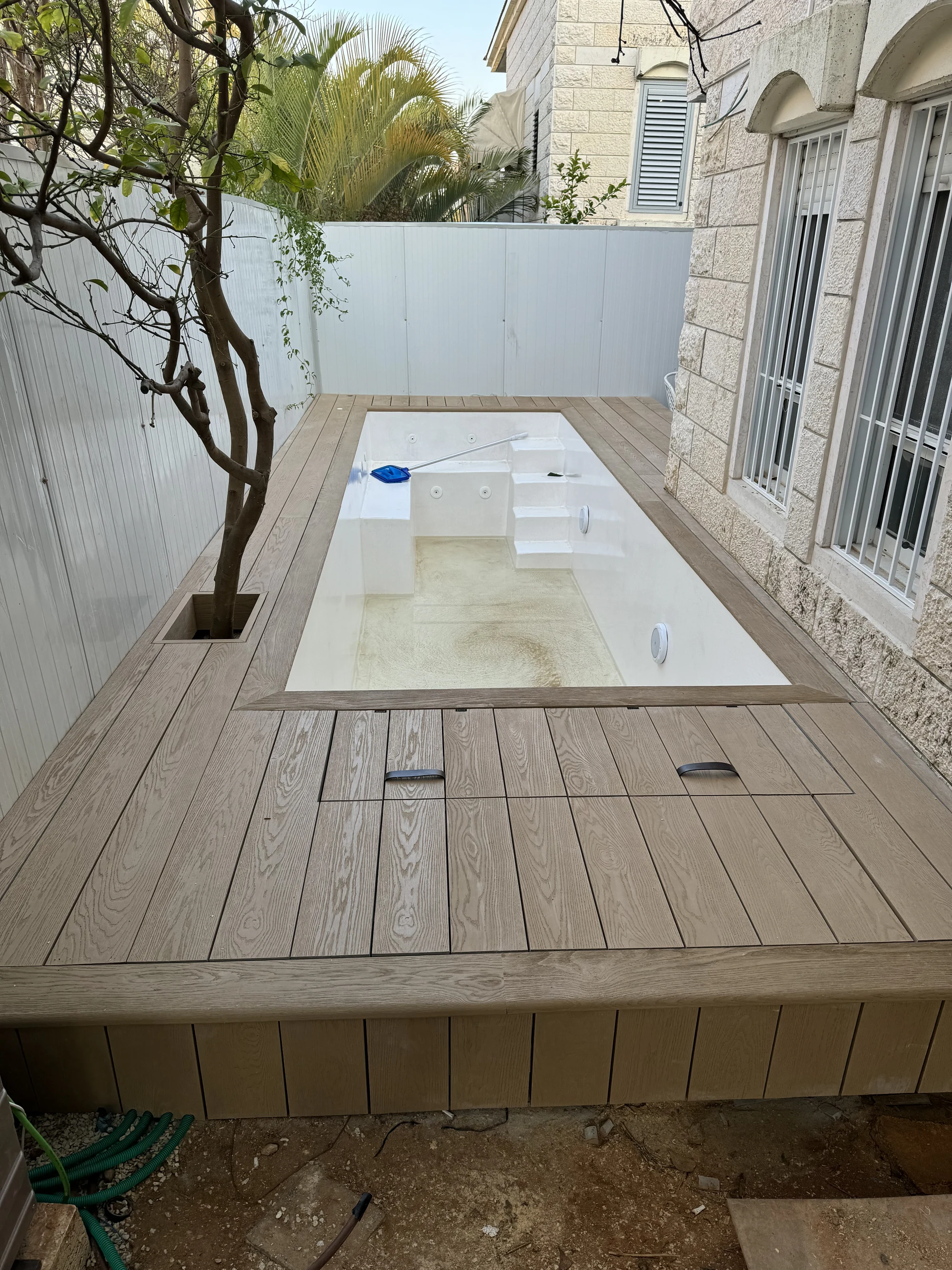 משטח הדק ופתח השירות לפני מילוי הבריכה