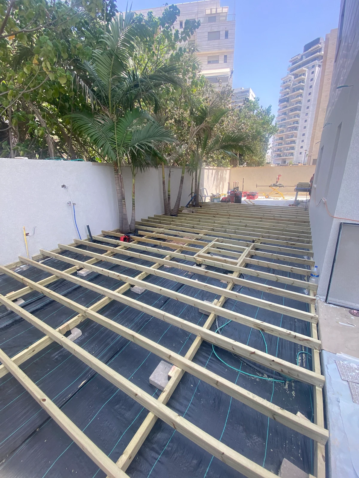 תשתית הדק לפני הנחת הלוחות בפרויקט BH Projects ברחובות